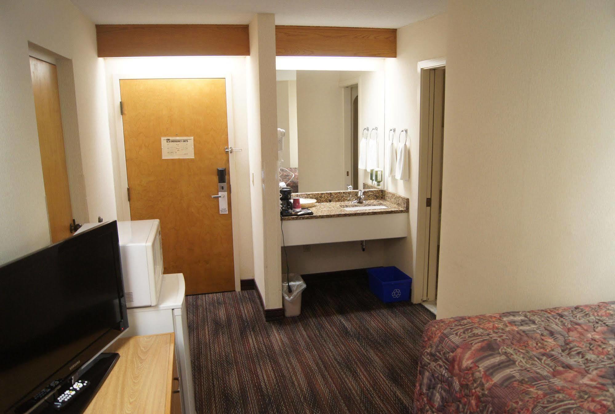 Slumber Inn New Minas Екстериор снимка